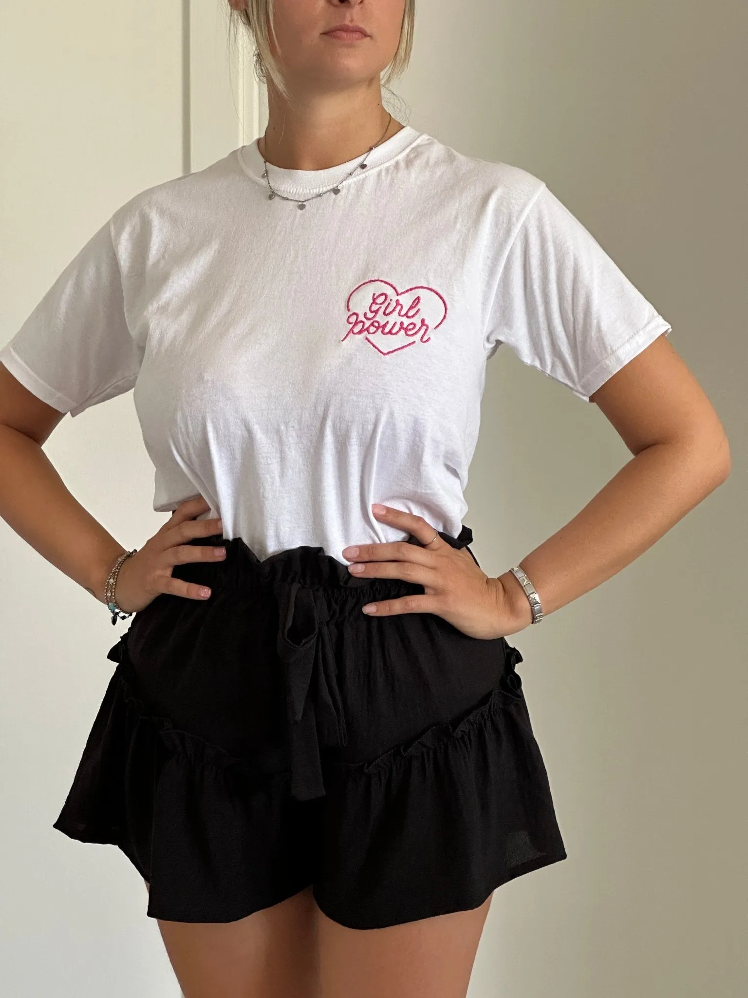 T-shirt bianca con ricamo Girl Power