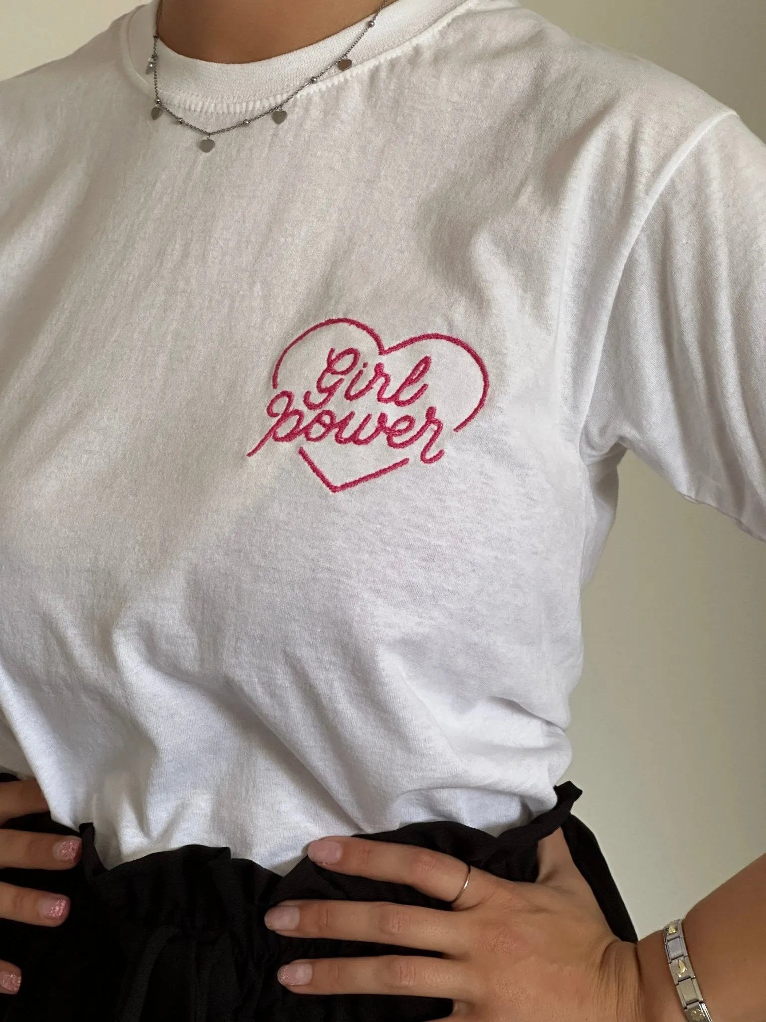 T-shirt bianca con ricamo Girl Power